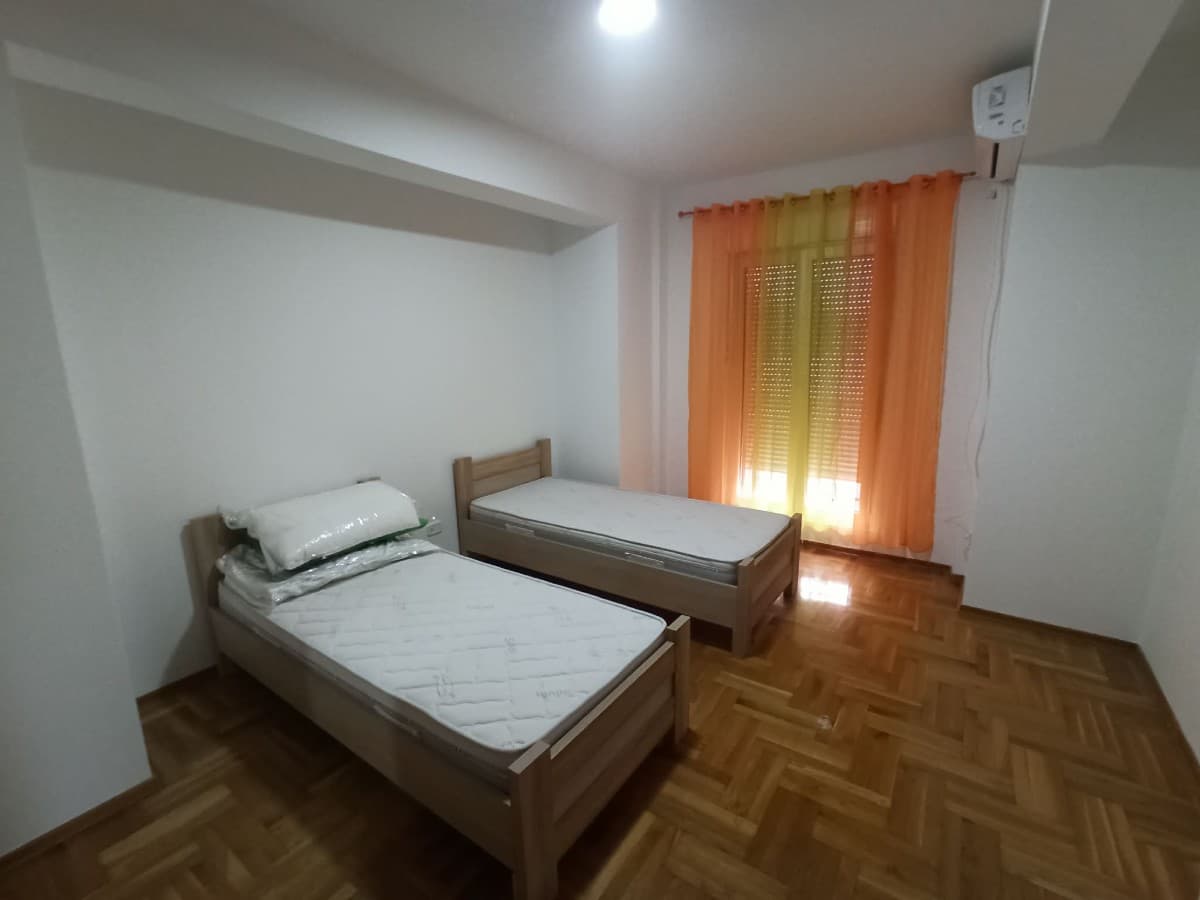Izdaje se dvosoban stan