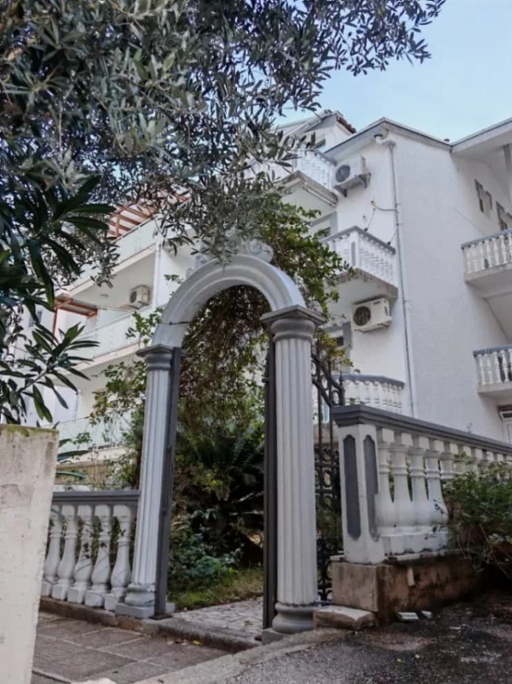 Prodaje se kuca sa 6 apartmana