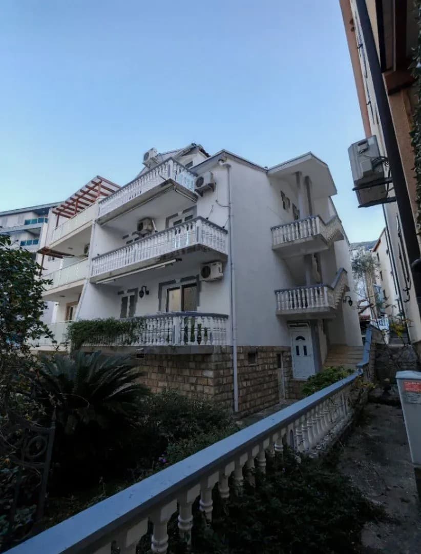 Prodaje se kuca sa 6 apartmana