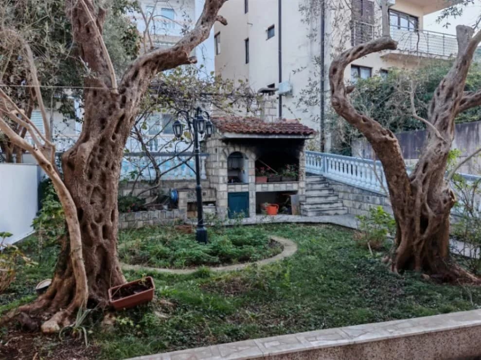 Prodaje se kuca sa 6 apartmana