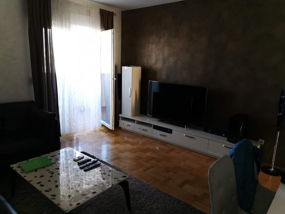 Izdaje se stan