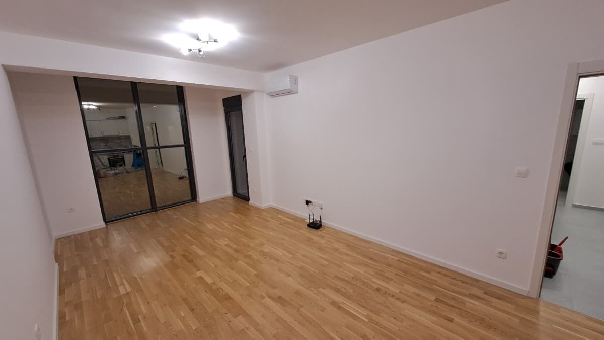 Izdaje se dvosoban neuseljivan stan