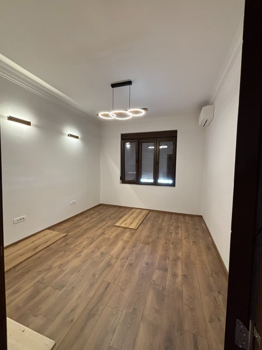 Izdaje se poslovni prostor u centru Podgorice