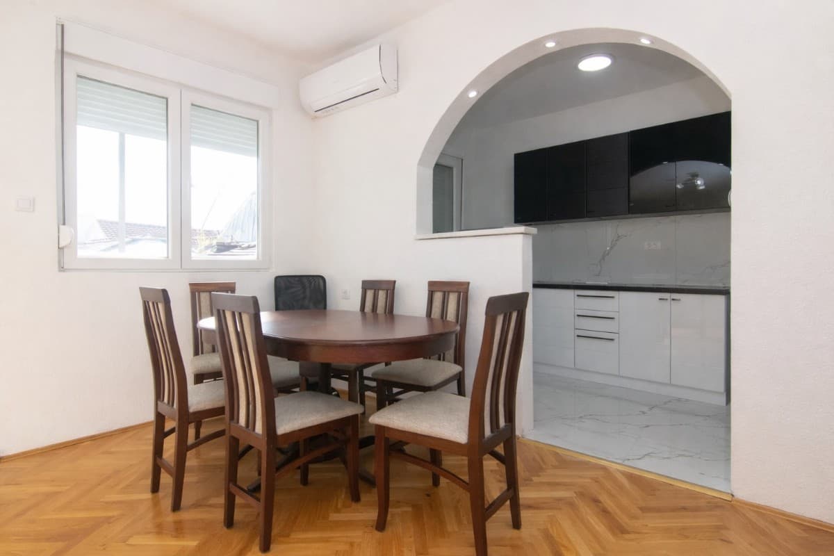 Izdaje se dvosoban stan u sklopu kuce
