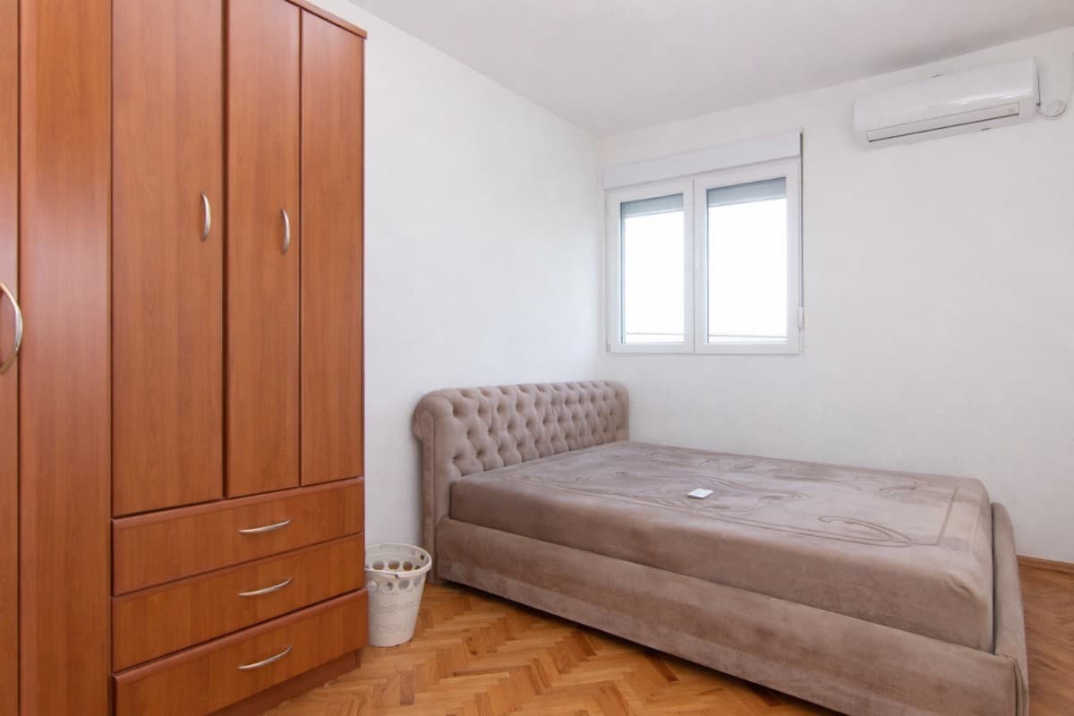 Izdaje se dvosoban stan u sklopu kuce