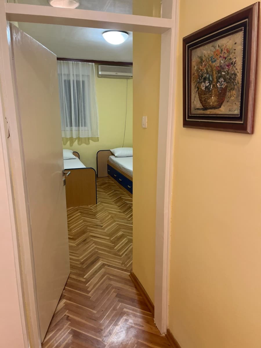 Izdaje se dvosoban stan