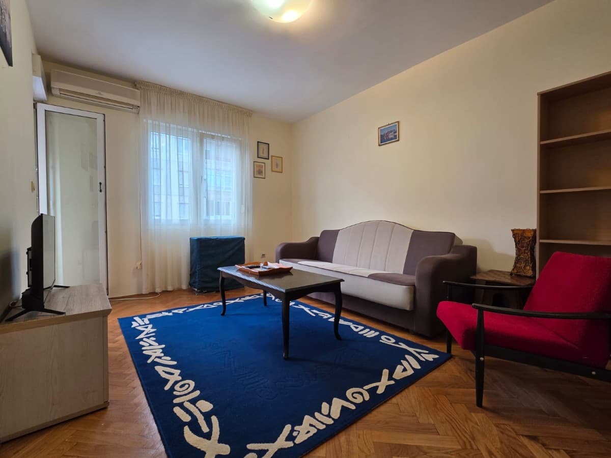 Izdaje se manji dvosoban stan