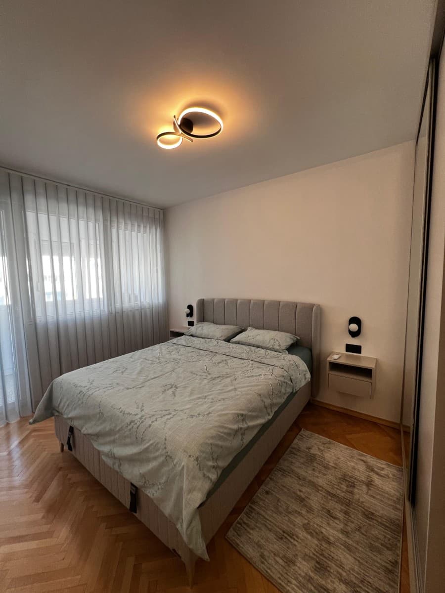 Izdaje se luksuzno opremljen trosoban stan