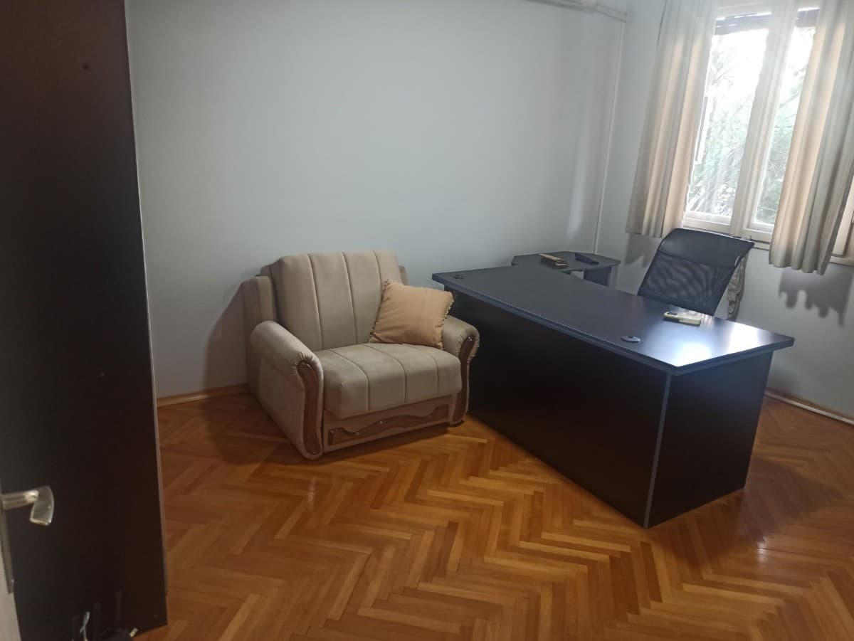 Poslovni prostor sa 5 kancelarijskih stolova u sklopu stana