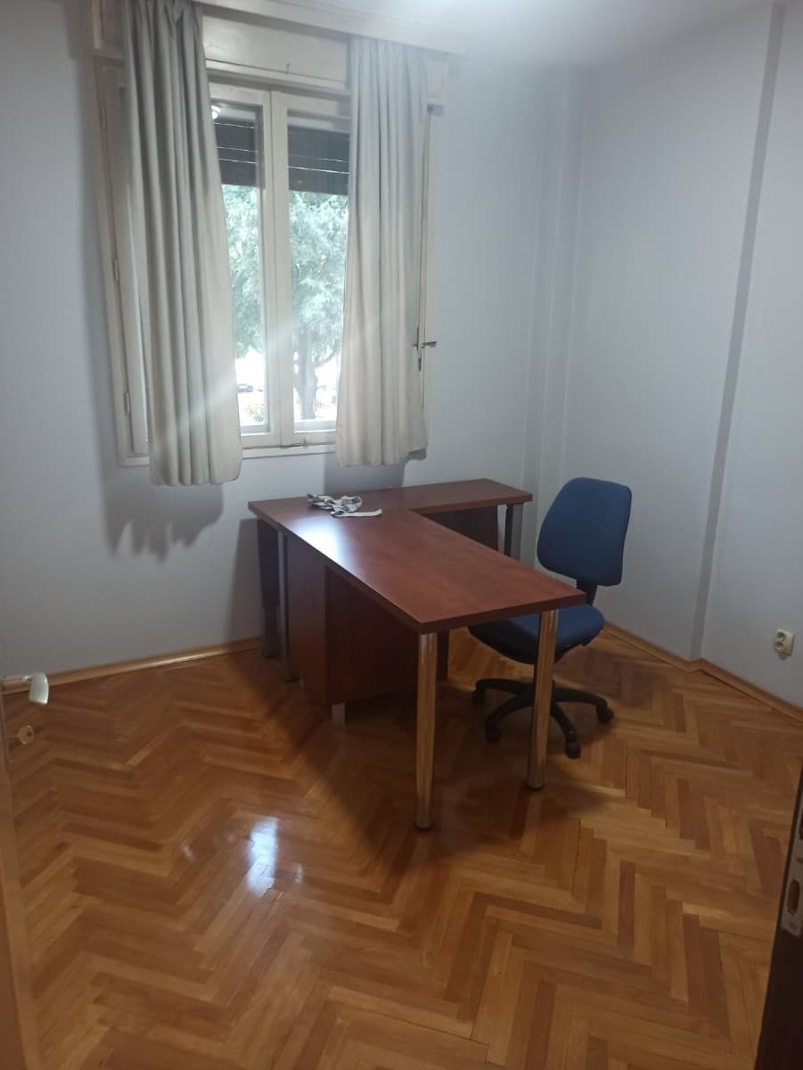 Poslovni prostor sa 5 kancelarijskih stolova u sklopu stana