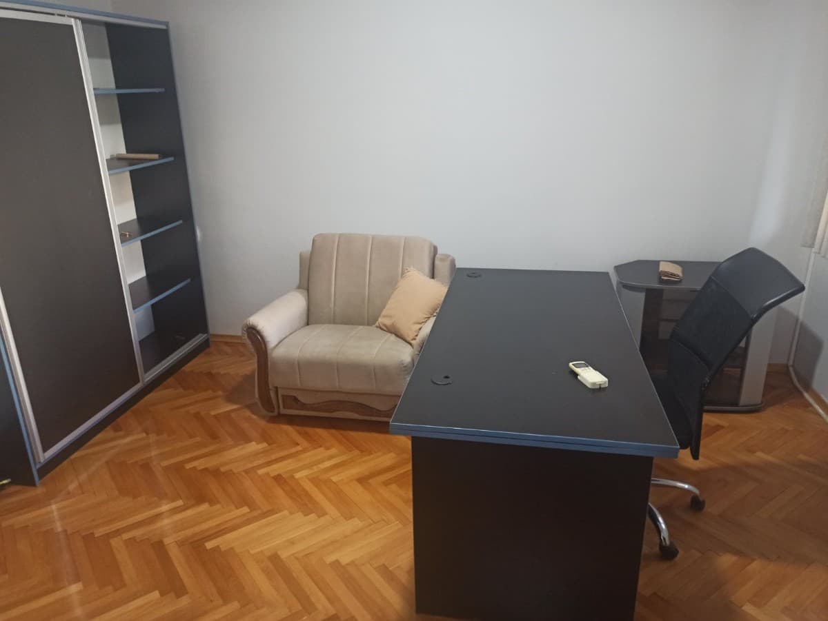 Poslovni prostor sa 5 kancelarijskih stolova u sklopu stana