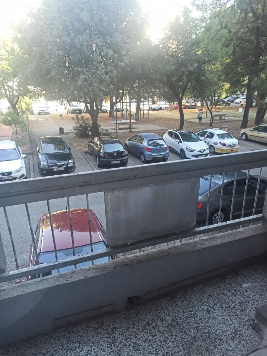Poslovni prostor sa 5 kancelarijskih stolova u sklopu stana