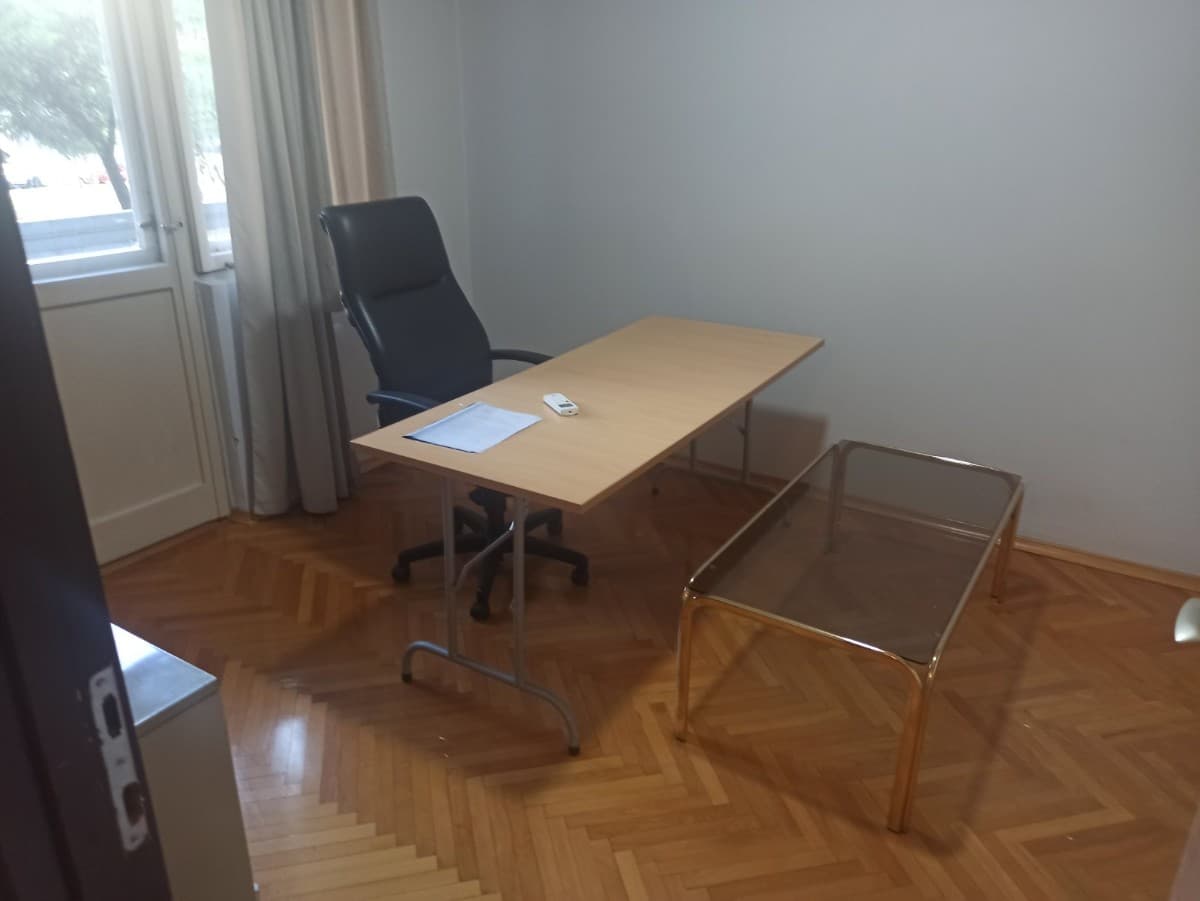 Poslovni prostor sa 5 kancelarijskih stolova u sklopu stana