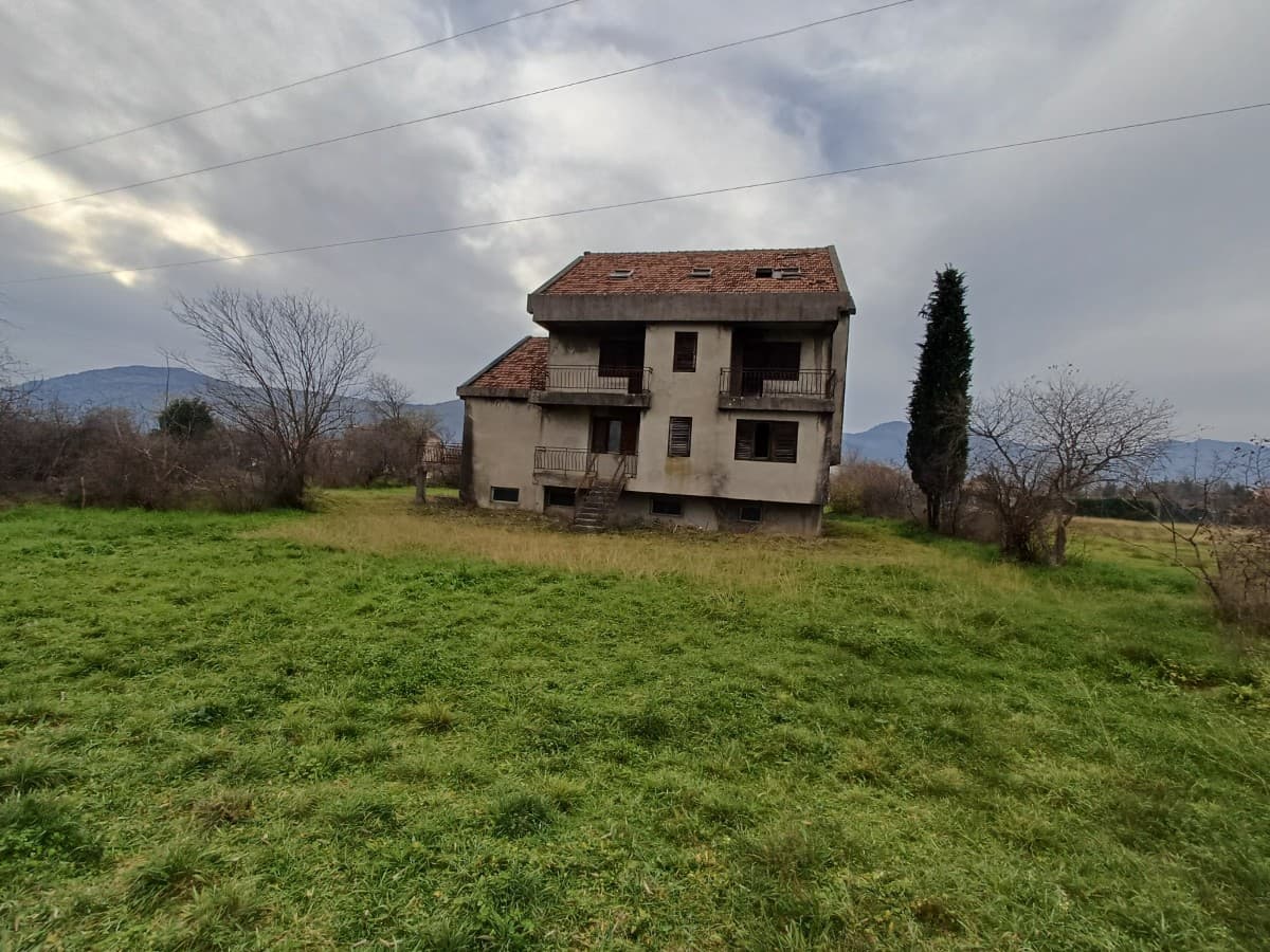 Prodaje se plac sa kucom