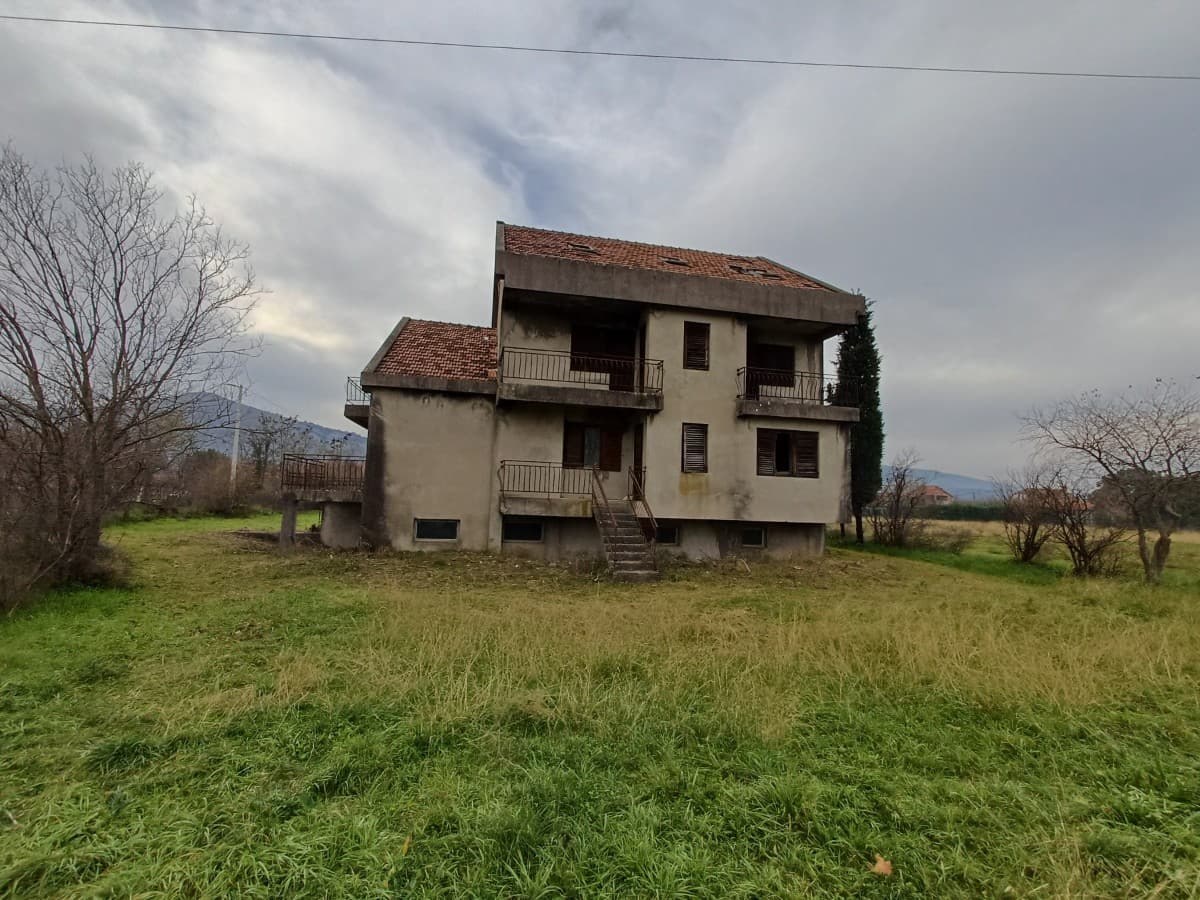 Prodaje se plac sa kucom