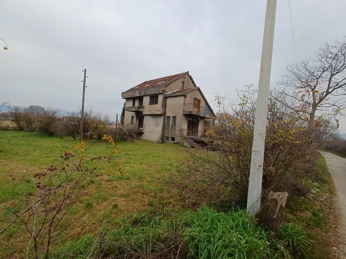 Prodaje se plac sa kucom