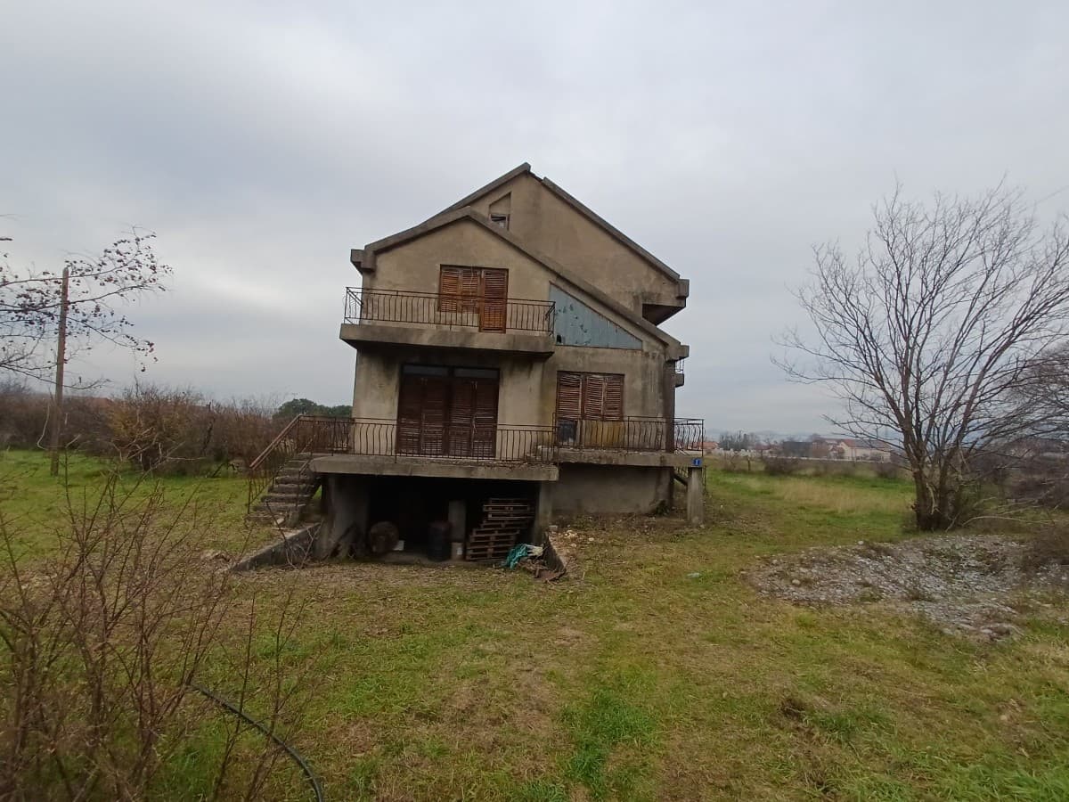 Prodaje se plac sa kucom