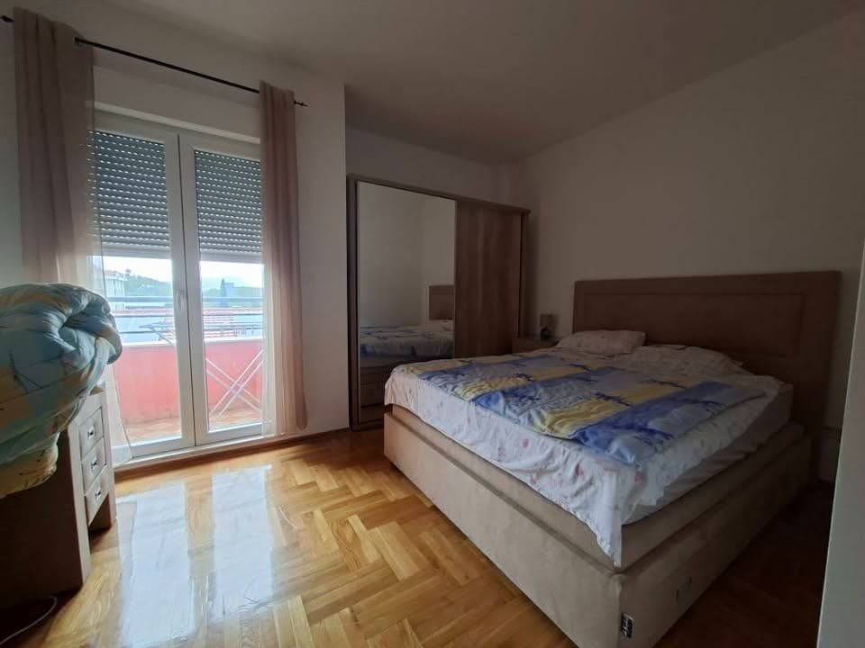 Izdaje se dvosoban stan