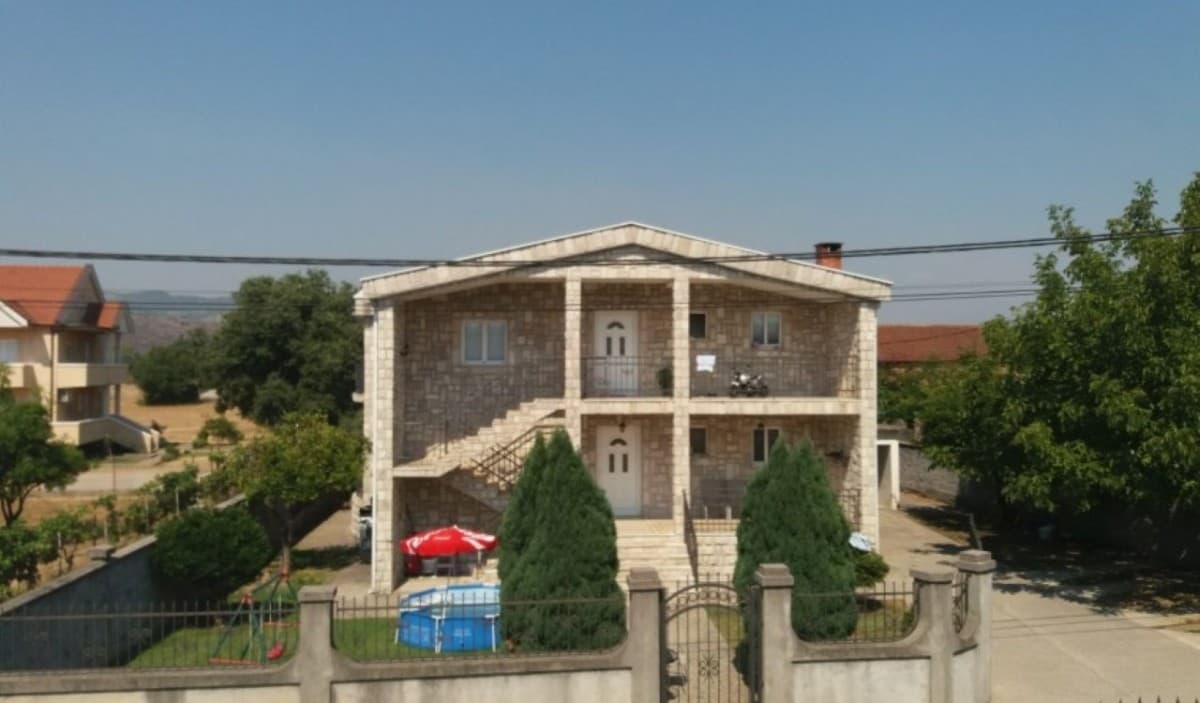 Izdaje se trosoban stan u kuci