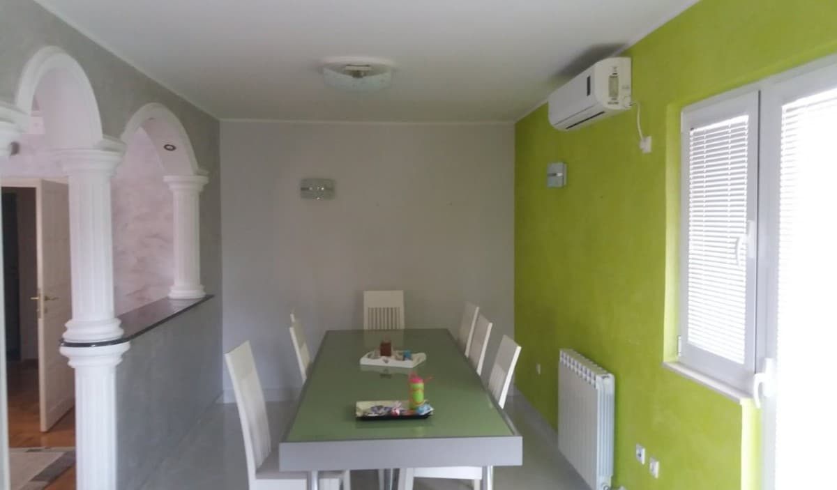 Izdaje se trosoban stan u kuci
