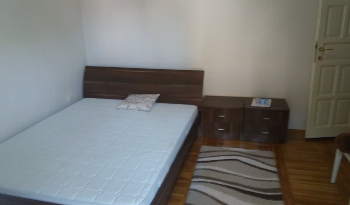 Izdaje se trosoban stan u kuci