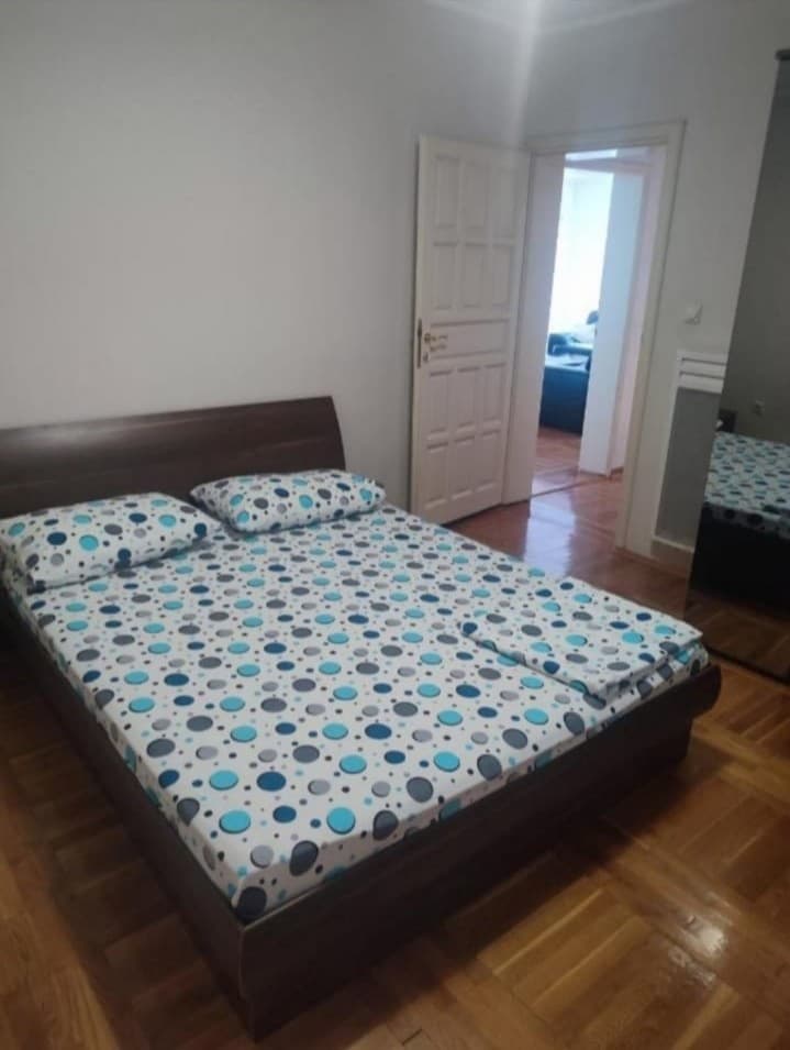 Izdaje se trosoban stan u kuci