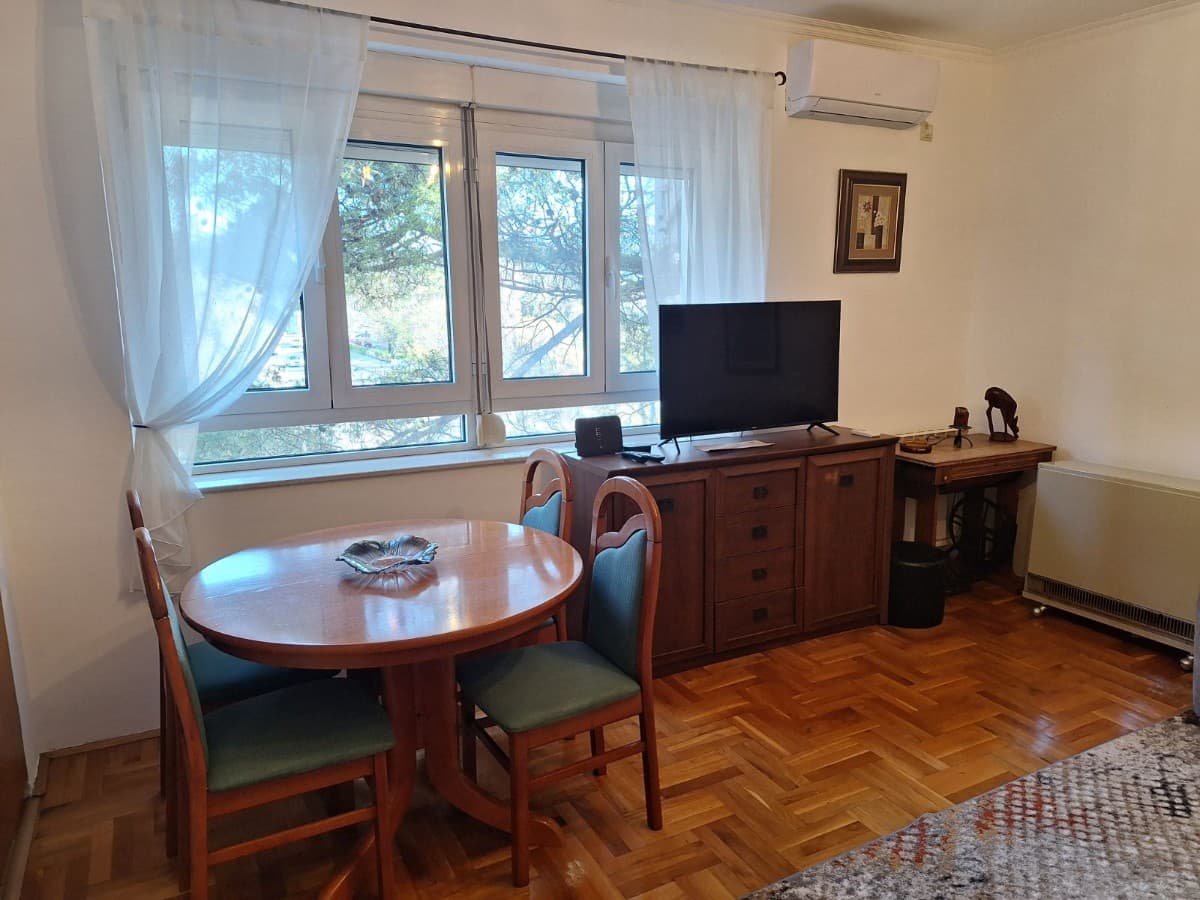Izdaje se dvosoban stan