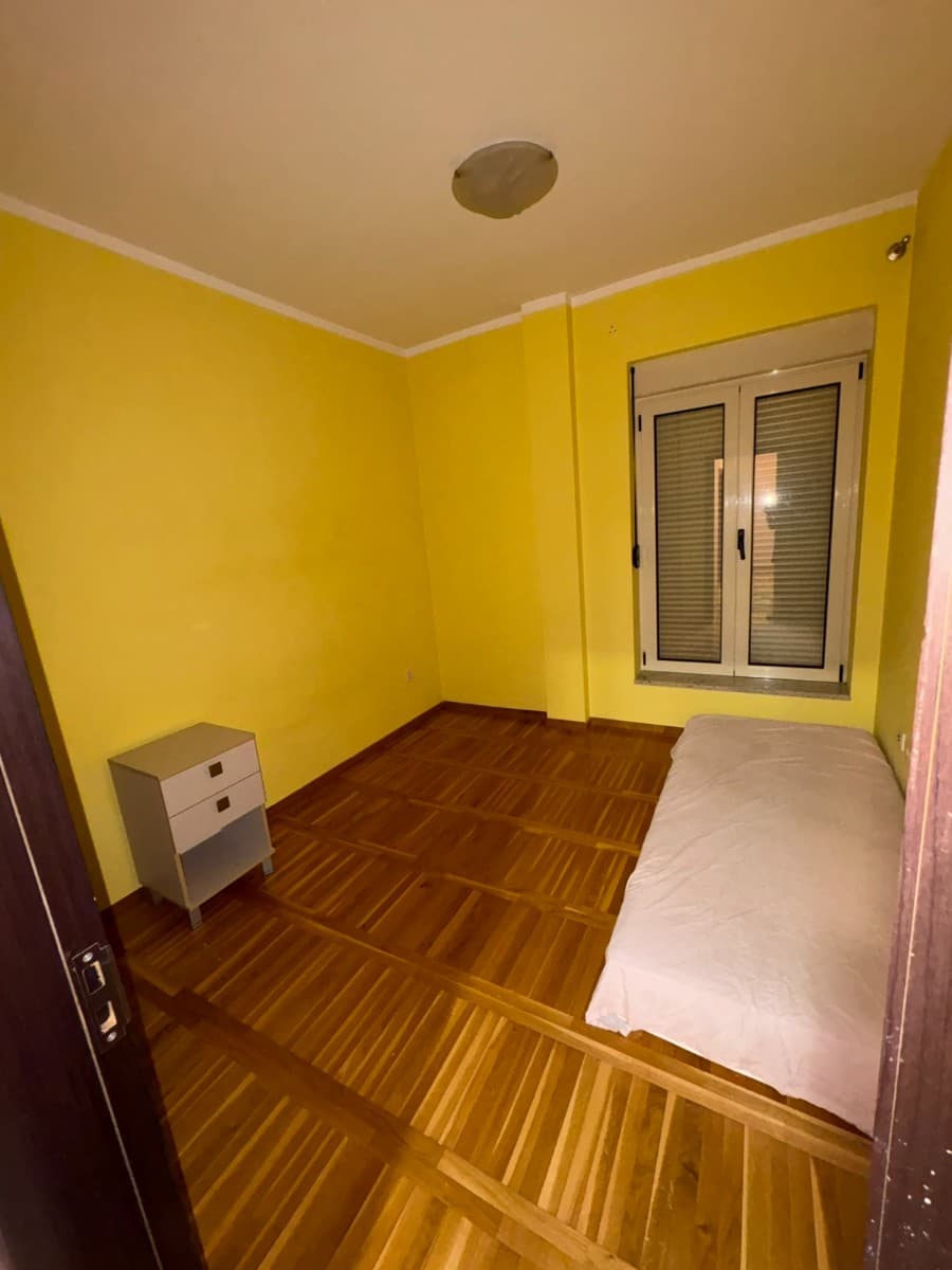 Izdaje se dvosoban stan