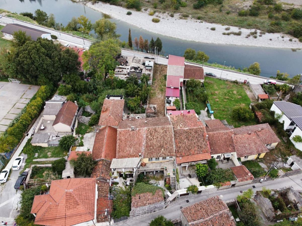 Prodaje se plac sa kucom