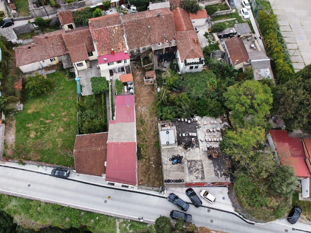 Prodaje se plac sa kucom