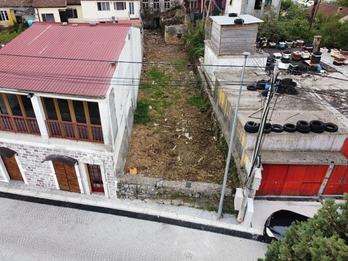 Prodaje se plac sa kucom
