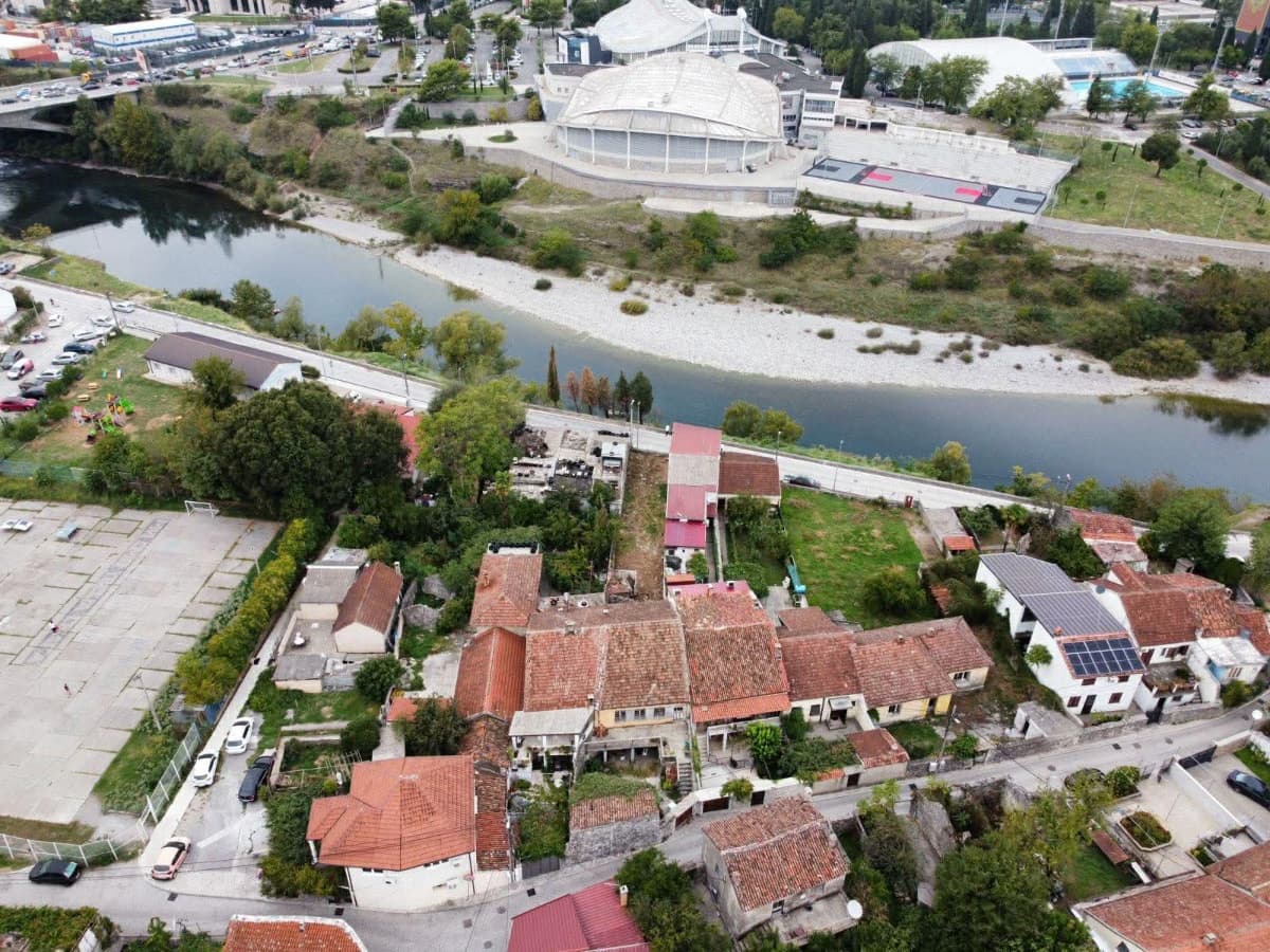 Prodaje se plac sa kucom