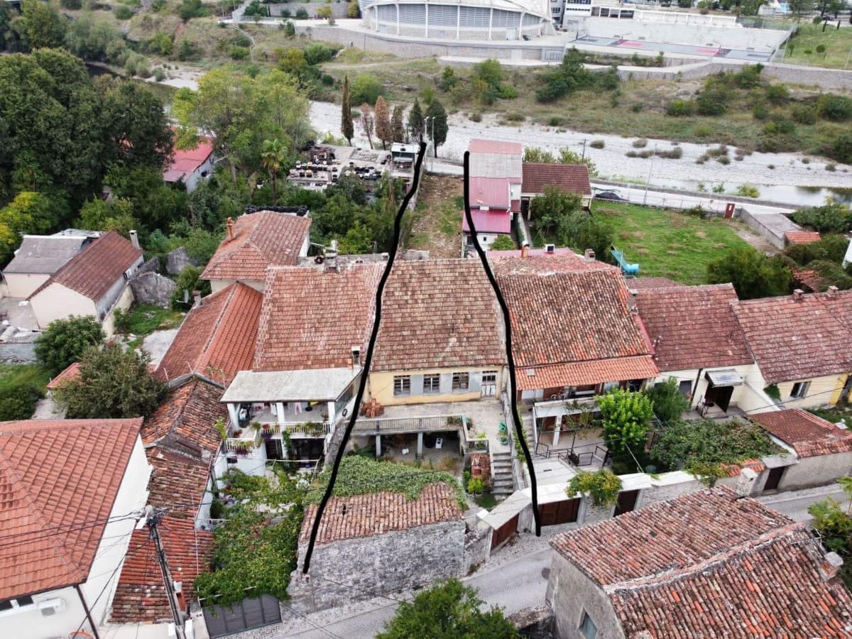 Prodaje se plac sa kucom