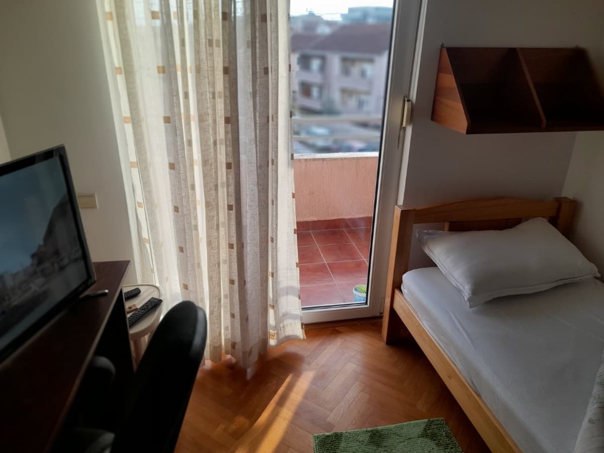Izdaje se dvosoban stan