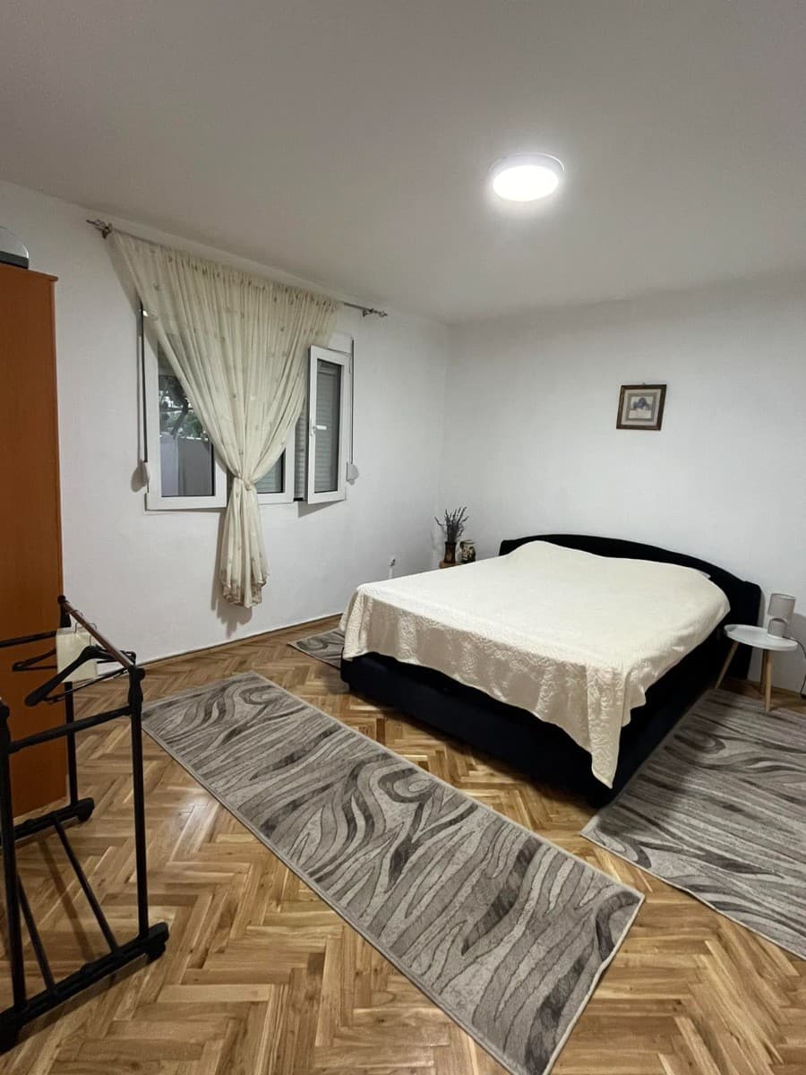 Izdaje se stan u prizemlju kuce