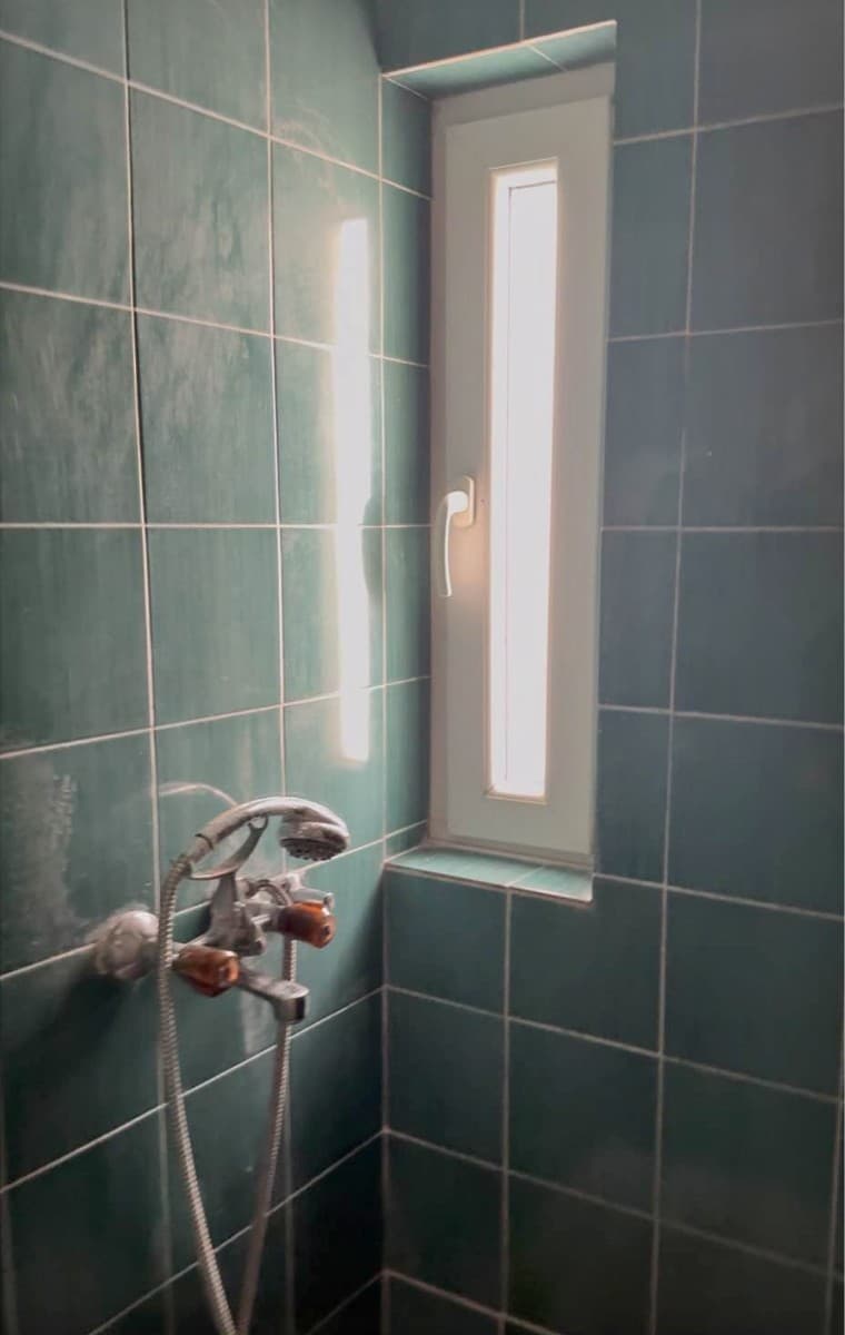 Prodaje se trosoban nenamjesten stan sa pogledom na more