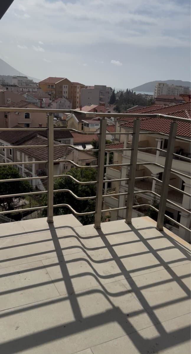 Prodaje se trosoban nenamjesten stan sa pogledom na more