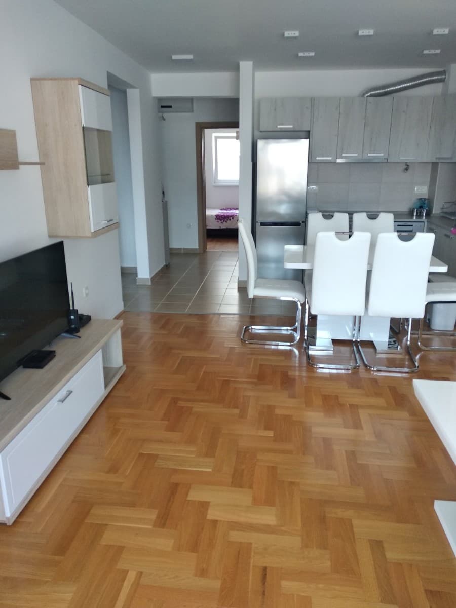 Izdaje se trosoban stan