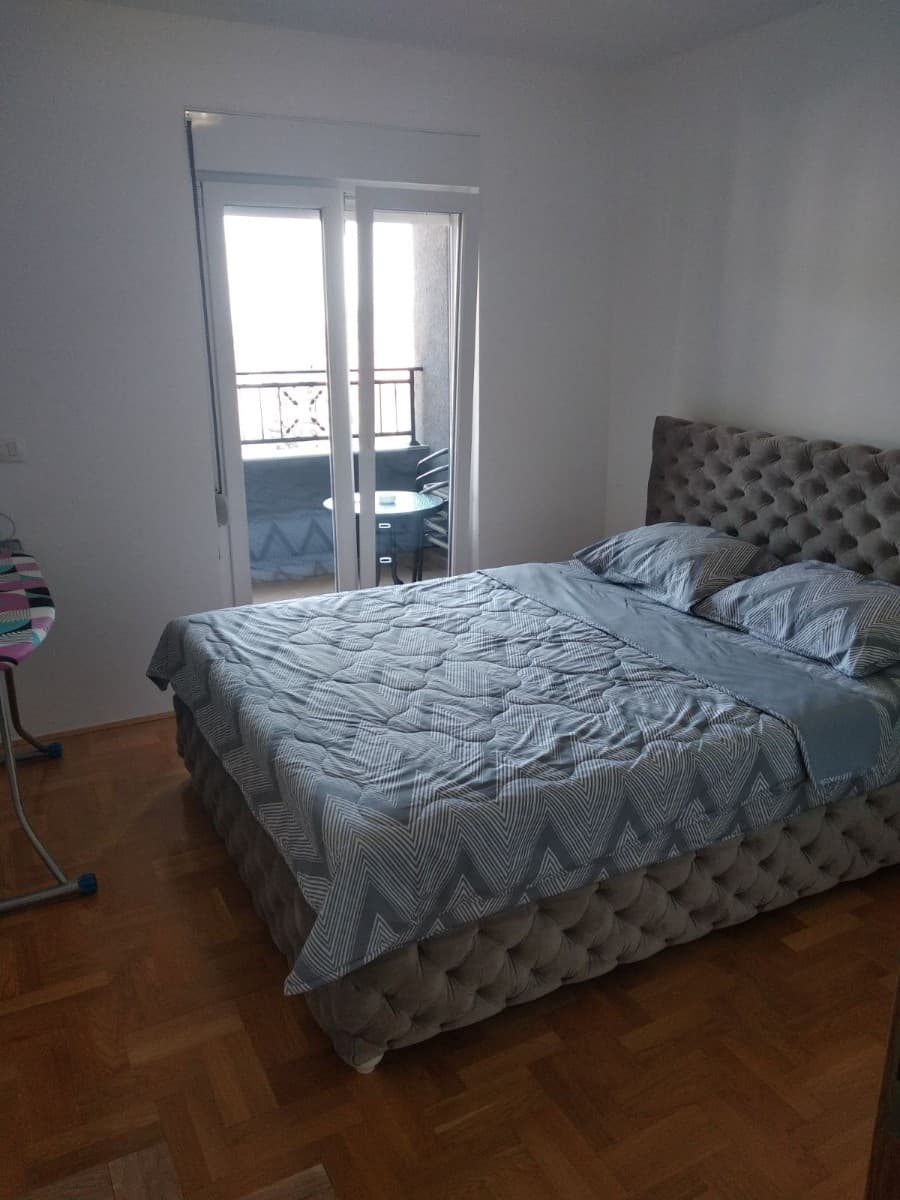 Izdaje se trosoban stan
