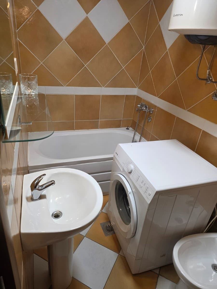 Izdaje se dvosoban stan