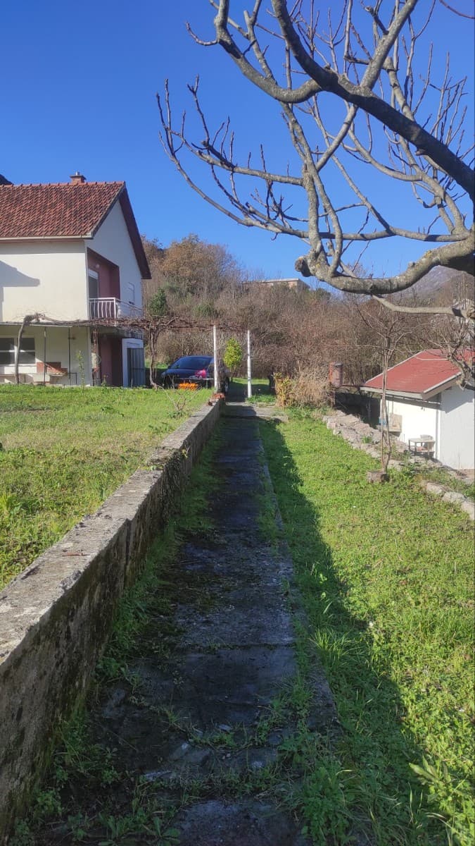 Na prodaju plac sa kucom