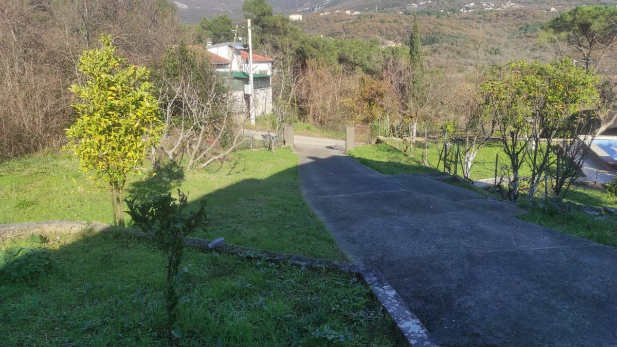 Na prodaju plac sa kucom