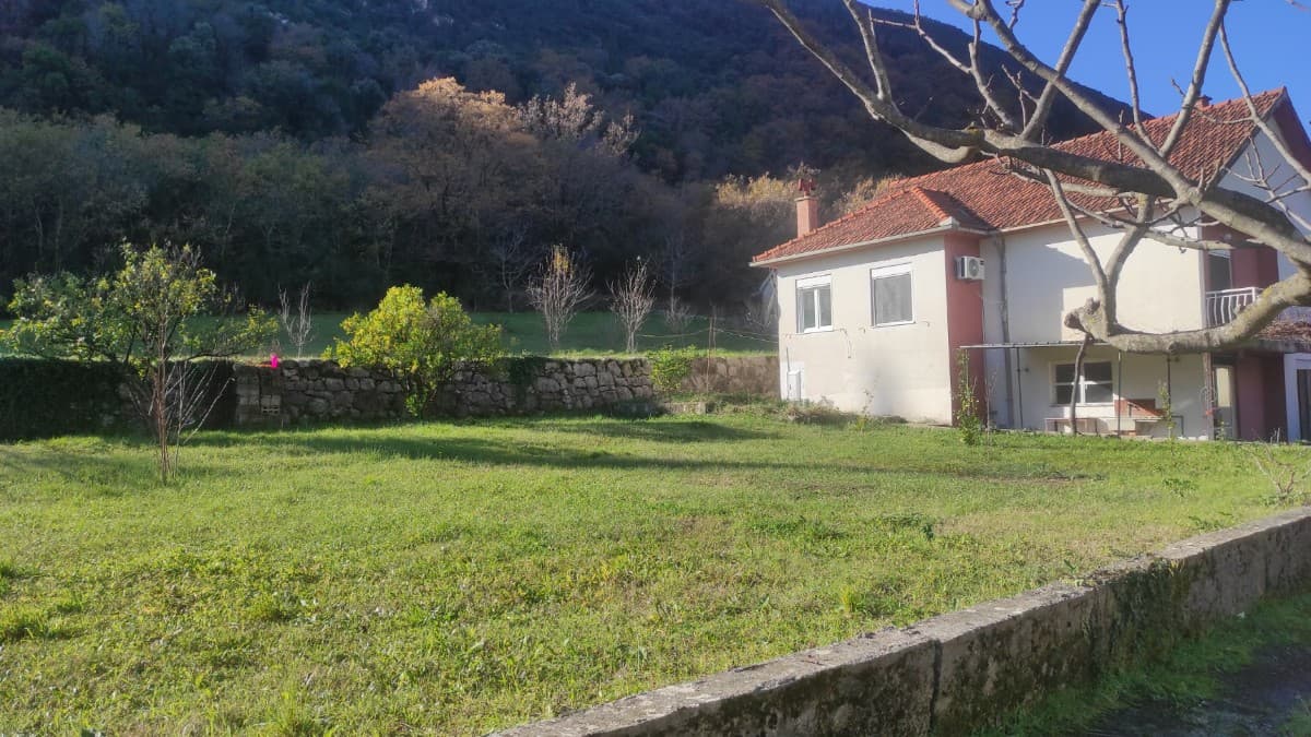 Na prodaju plac sa kucom