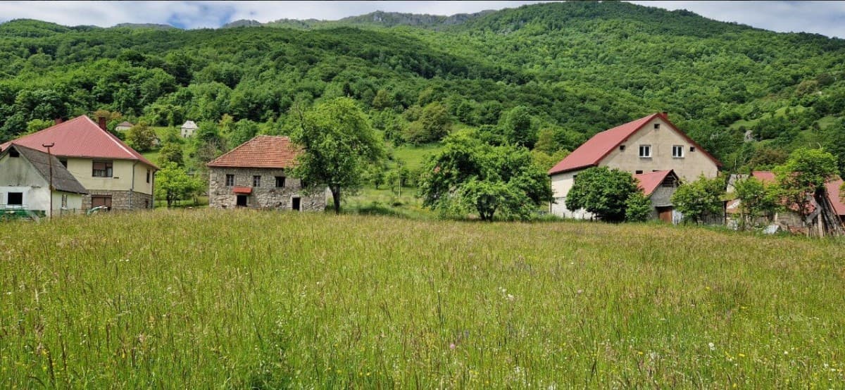 Prodaje se urbanizovano zemljiste