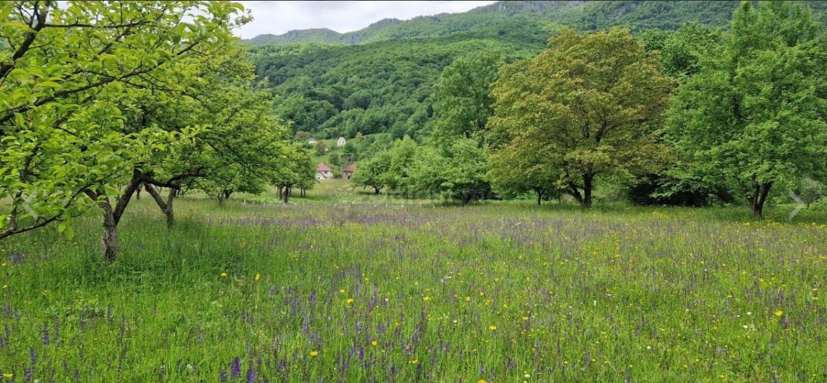 Prodaje se urbanizovano zemljiste